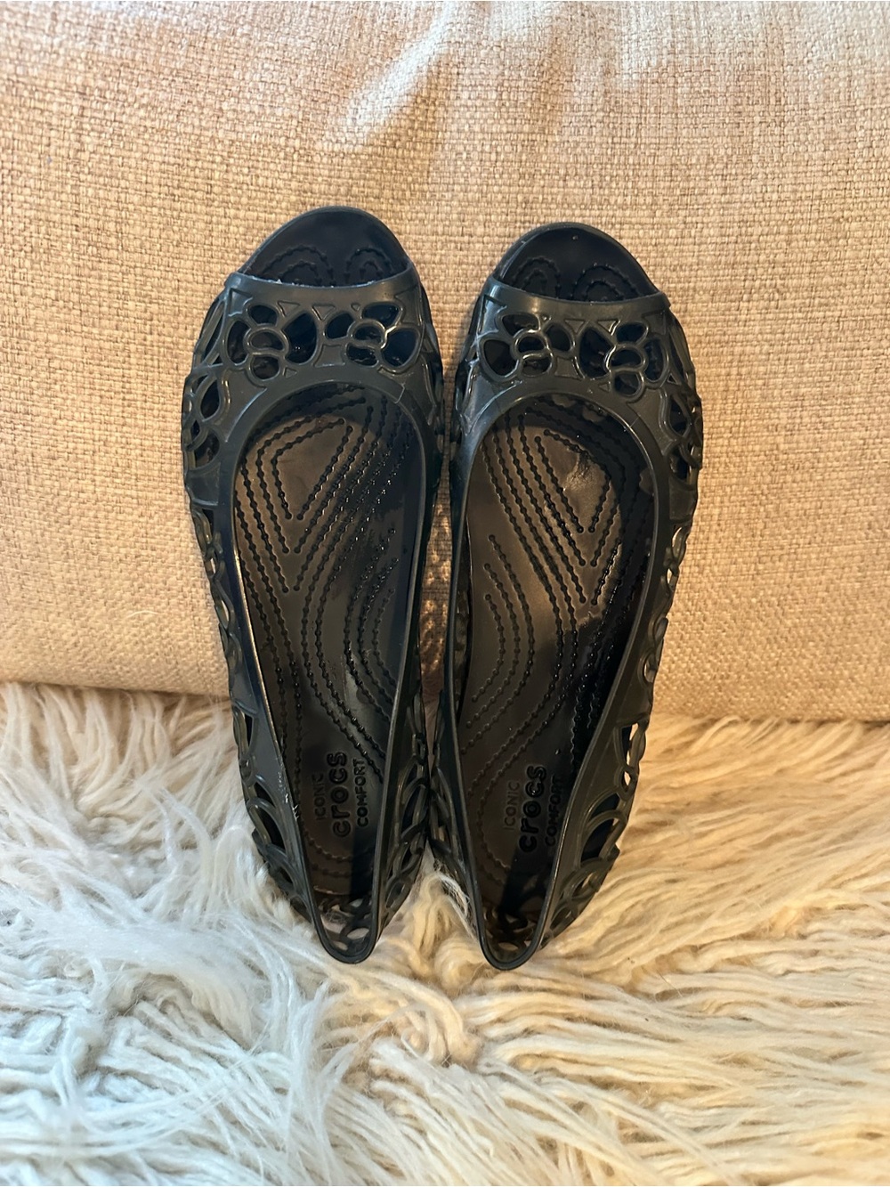 2 Pairs of Crocs Women’s size 6 Flats | Lightweight, Comfort Shoes - Picture 7 of 12
